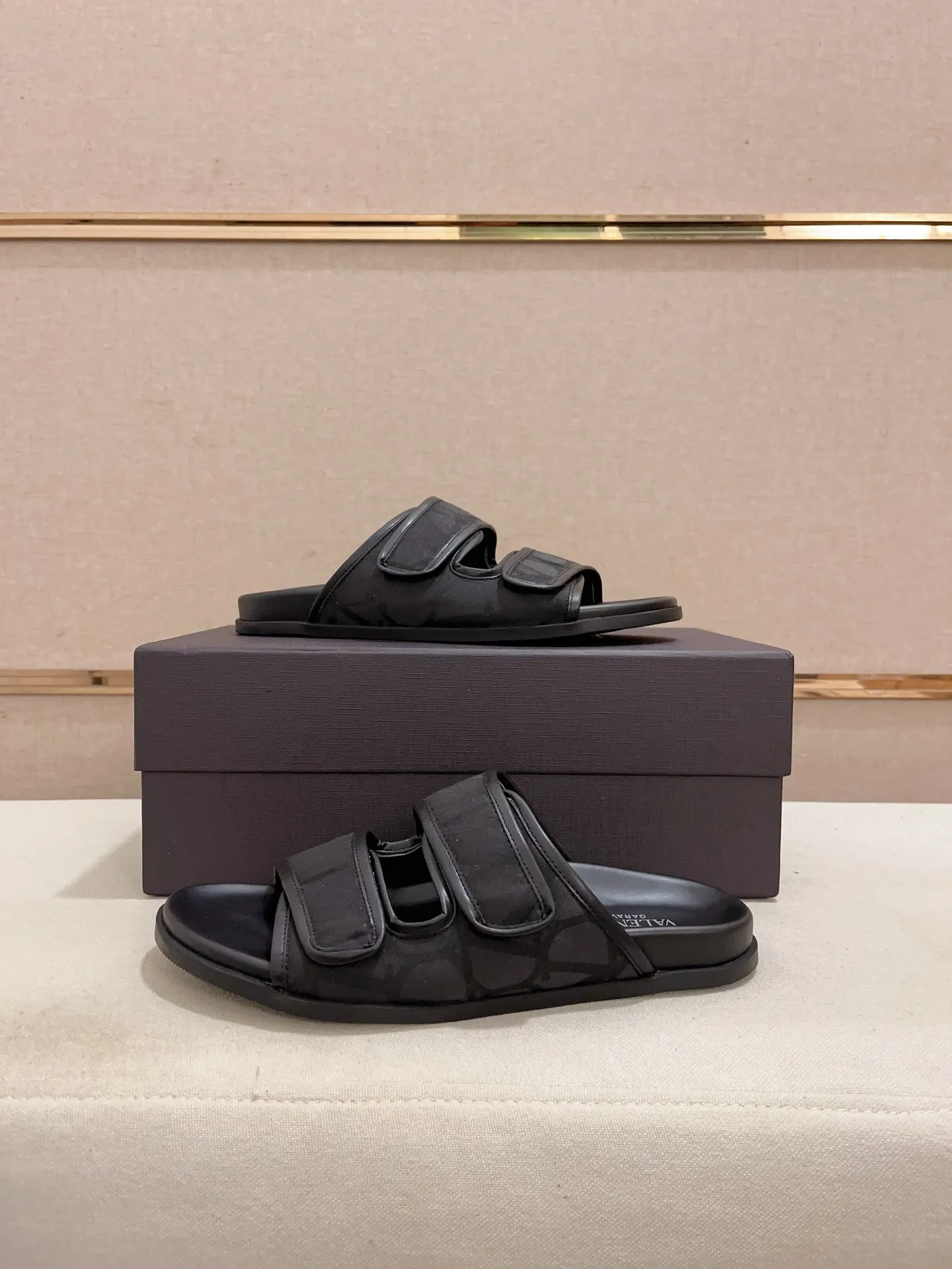 Men's shoes💰: 440💰High version, couple style👩‍❤️‍👨[Valentino] New boutique slippers, counter quality, classic plaid, the actual workmanship is quite complex🔰The upper is made of imported canvas fabric➕🐑Sheepskin lining, which tests the craftsman's craftsmanship➕original PU outsole. Size: 35-45